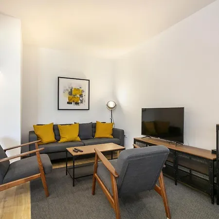 Real - 2 Bedroom Apartment *